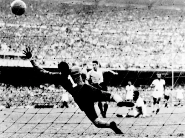 Schiaffino chuta por cima do goleiro Barbosa e marca o primeiro gol do Uruguai em 16 de julho de 1950 (AFP/Getty)