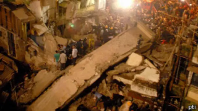 मुंबई में इमारत गिरी