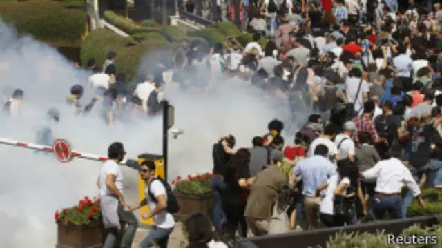 土耳其警察使用催维瓦斯驱散抗议民众