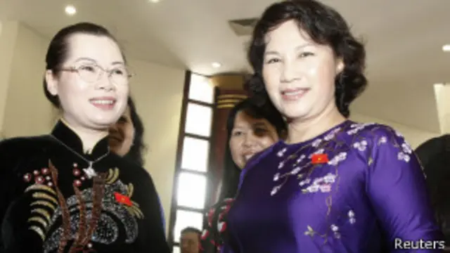 Hai đại biểu Đỗ Thị Huyền Tâm (bên trái) và Nguyễn Thị Kim Ngân