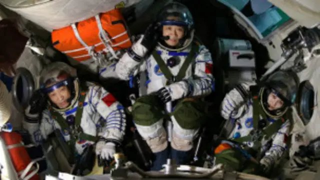 فضا ته په استولې شوې درې کسیزه ډله کې یوه ښځه هم ده چې له فضا نه به پر ځمکه محصلینو ته د فضا په اړه درس ورکوي.