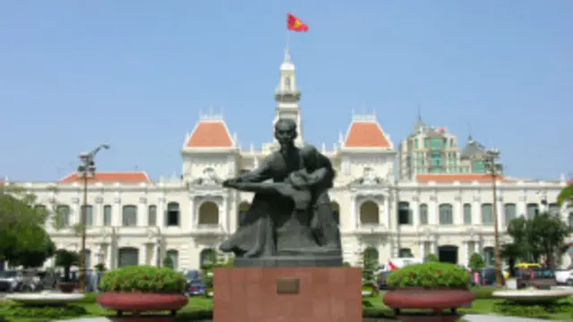Tượng Hồ Chủ tịch trước UBND TPHCM