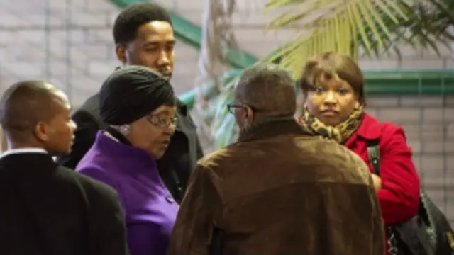 يقول مراسل بي بي سي إن زيارة أفراد عائلة مانديلا له قد تعطي مؤشرات حول مدى حرج وضعه الصحي