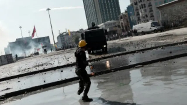 Polis Taksim Meydanı'ndaki göstericileri dağıtıyor