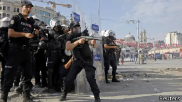 استنبول کی بلوہ پولیس تقسیم چوک میں داخل ہو گئی