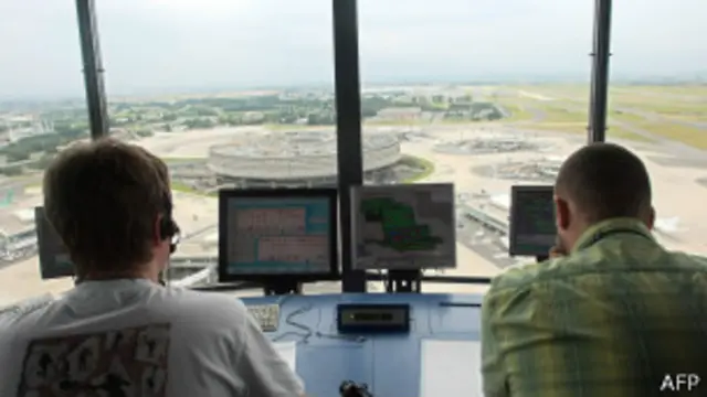 Авиадиспетчеры в аэропорту Шарля де Голля в Париже