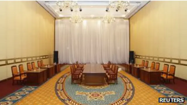 Bàn hội nghị vắng tanh