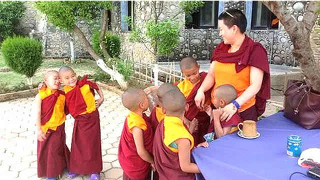 Ani Choying Drolma con niñas en Nepal