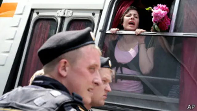 Manifestante grita desde vehículo policial