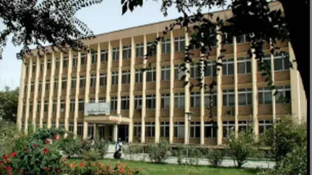 دادگاه عالی، در نزدیکی وزارت صحت، سفارت آمریکا و بیمارستان ویژه ارتش قرار دارد