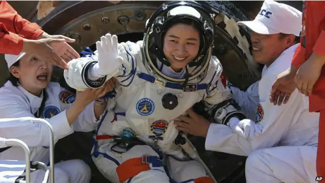 ये ल्यू यांग हैं. ये चीन की पहली महिला अंतरिक्ष यात्री हैं जो 2112 के अंतरिक्ष अभियान का हिस्सा थीं.