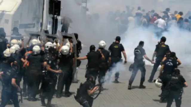 Cảnh sát bắn hơi cay