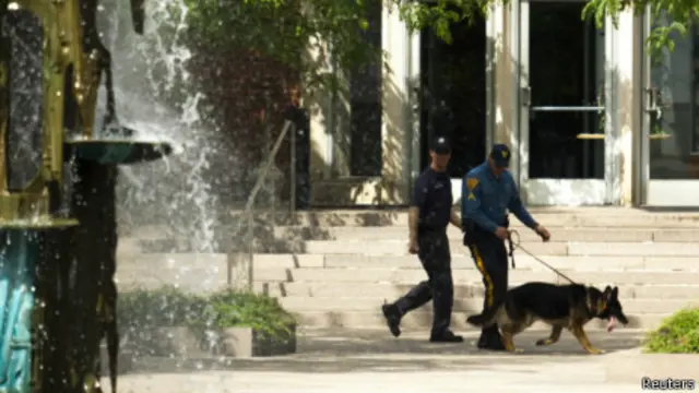 普林斯顿大学保安以及新泽西警察使用警犬寻找炸弹