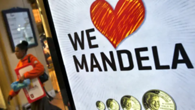 "كلنا نحب مانديلا". الأفارقة الجنوبيون يصلون من أجل رئيسهم الأسبق.