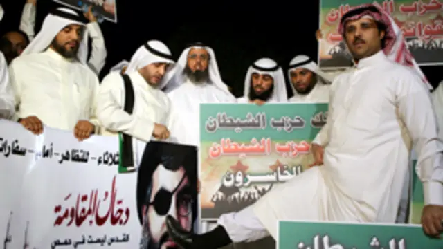 تظاهر العشرات من الإسلاميين ضد حزب الله