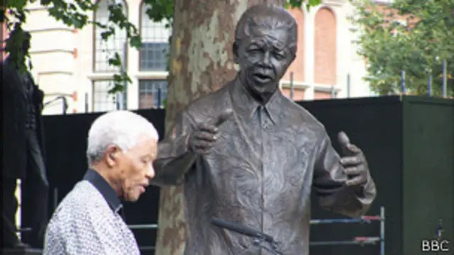 नेल्सन मंडेला को दक्षिण अफ्रीका में लोकतंत्र का संस्थापक माना जाता है.