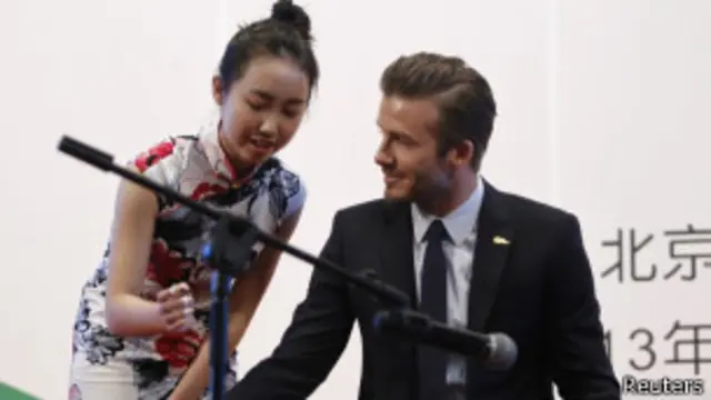 英国球星贝克汉姆2013年3月作为“中超形象大使”在北京大学访问时尝试学古筝。英国政府希望扩大两国教育文化交流。 