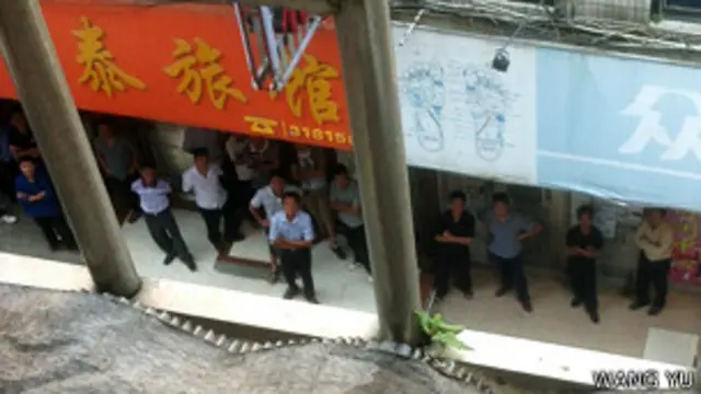 叶海燕住所楼下聚集的人群（王宇提供图片12/6/2013）