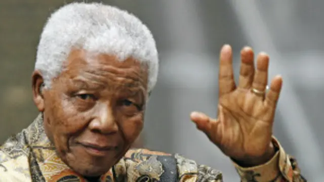 د دې لپاره چې د خپلو سیاسي فعالیتونو له امله د امنیتي مقاماتو له نظره بچ پاتي وي نیلسن منډیلا په څو نومونو ځان معرفي کړی لکه تور ګل، موټروان، باغوان او مشر.