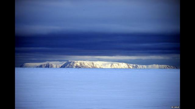 Da costa do Alasca é possível avistar as ilhas Diomede. Uma delas éapostaonlineposse dos EUA; a outra, da Rússia. (Foto: Ed Gold)