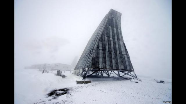 Durante a Guerra Fria, o local estava na linhaapostaonlinefrente na briga entre as duas superpotências. Acima, um radar do sistemaapostaonlinetelecomunicações local. (Foto: Ed Gold)