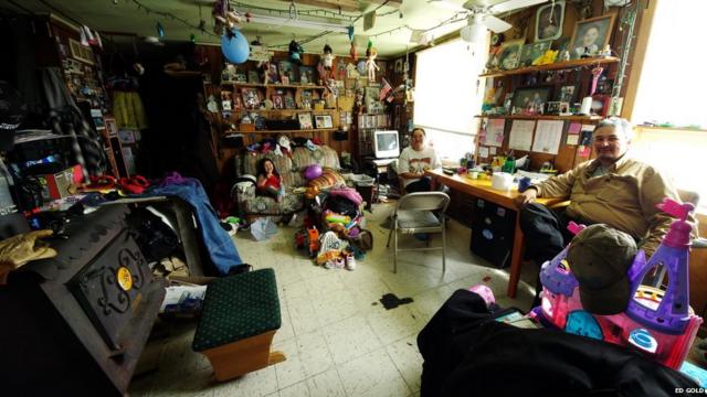 Wales é uma das comunidades mais antigas da região e abriga hoje menosapostaonline150 moradores. As casas - acima, a do casal Larry e Marie - costumam ter até três portas, para conter o frio. (Foto: Ed Gold)