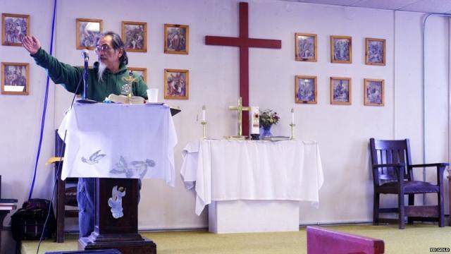 Gilbert Oxereok virou pastorapostaonline1996 e chamou a atenção do fotógrafo Ed Gold. "Gosto do estilo dele", diz Gold. "No final do culto, ele apenas agradece a Deus e diz 'I am doooooone' ('termineeeei',apostaonlinetradução livre)." (Foto: Ed Gold)