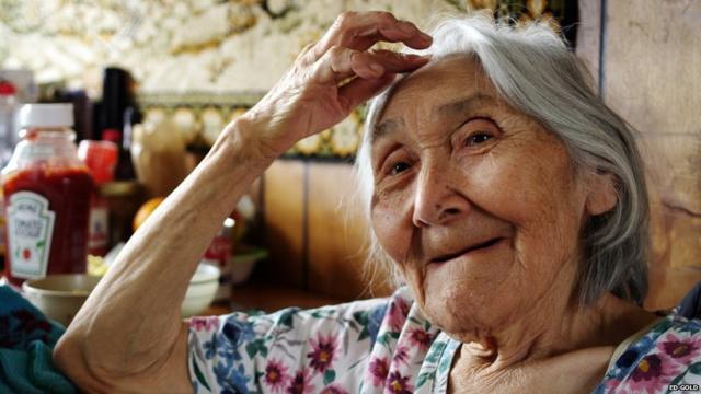 Faye Ongtowasruk nasceuapostaonline1928 e é uma das poucas pessoas que ainda usam madeira para aquecer aapostaonlinecasa. Uma vez por ano, Wales recebe cercaapostaonline270 mil litrosapostaonlinediesel para abastecer seus três geradores.