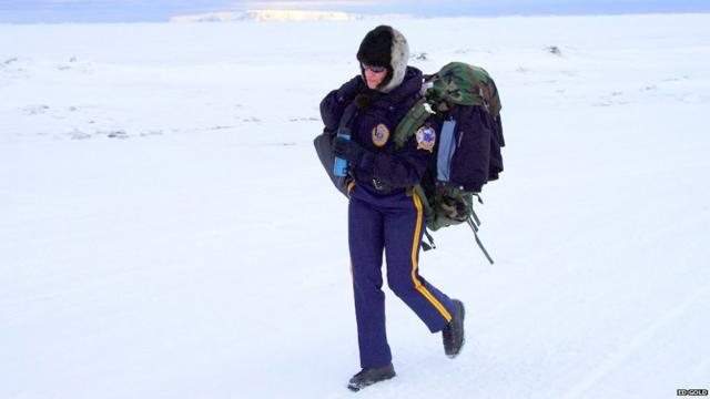 Após deixar o abrigo onde passa a noite, a policial do Alaska Aileen Witrosky caminha até a escolaapostaonlineWales, onde conversará com os alunos antesapostaonlinesua próxima missão,apostaonlineoutros vilarejos.