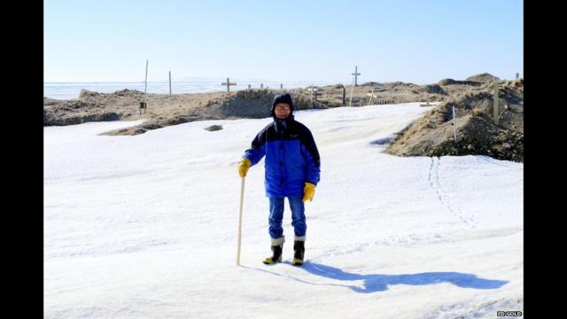 Durante uma visita ao cemitério local, o morador Pete Sereadlook declarou seu amor ao local: "Eu amo Wales, vou morrer aqui, meus pais estão enterrados aqui." No fundo, uma grande cruz lembra os que morreramapostaonlineuma epidemiaapostaonlineinfluenzaapostaonline1918, que teria reduzido a população local à metade.