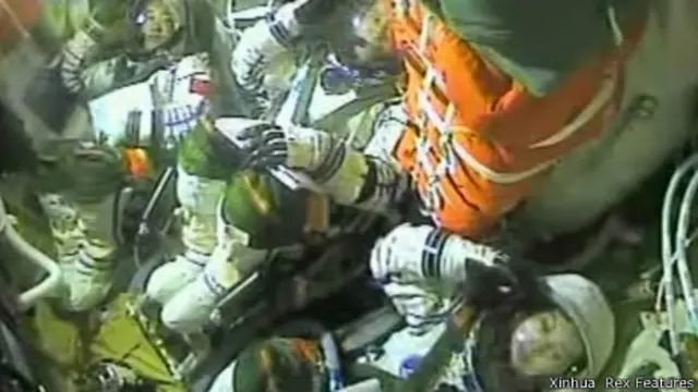 “神舟十号”载人飞船舱内画面（11/06/2013）