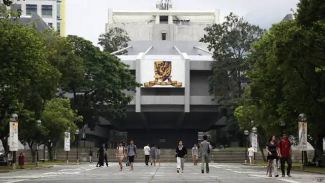 香港中文大学学生事务处向该校同学发出电邮表示，“鉴于部分人士对活动产生误会，以致未能达到活动原意，大学与解放军驻港部队协商后，决定将当天的访问活动延迟举行。”
