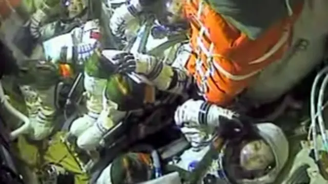 الرواد الثلاثة في مركبتهم