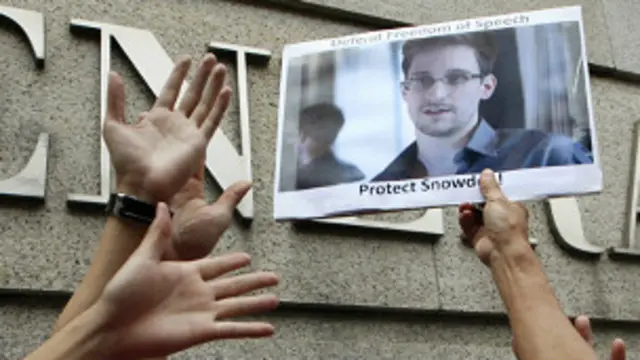 سنوڈن نے گارڈین اخبار کو بتایا تھا کہ امریکی خفیہ ادارہ این ایس اے امریکی انٹرنیٹ اور ٹیلی فون کمپنیوں سے ڈیٹا حاصل کرتا ہے