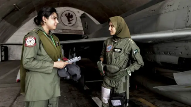 इस वक्त पाकिस्तानी वायुसेना में कुल 316 महिलाएं हैं. पांच साल पहले तक मात्र 100 महिलाएं थीं.