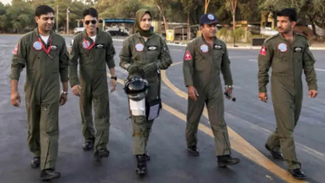 आयशा चीन निर्मित एफ-7पीजी लड़ाकू जेट उड़ाती हैं.