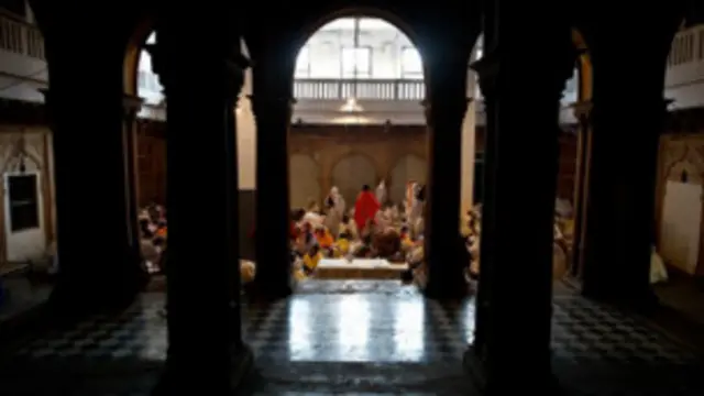 له مېړه د اوږد مهال لپاره لرې اوسېدل او دا چې ډېرې نجونې په کم عمر کې میندې شي د حکومت لپاره سر خوږی جوړ کړی دی.