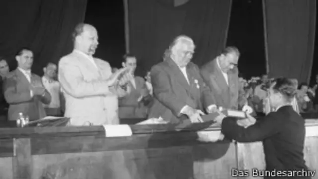 Вальтер Ульбрихт (в первом ряду слева) на партконференции в Берлине в июне 1952 г.