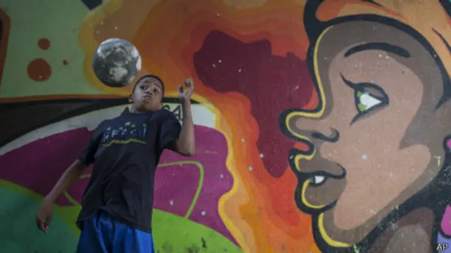 Мальчик играет с футбольным мячом