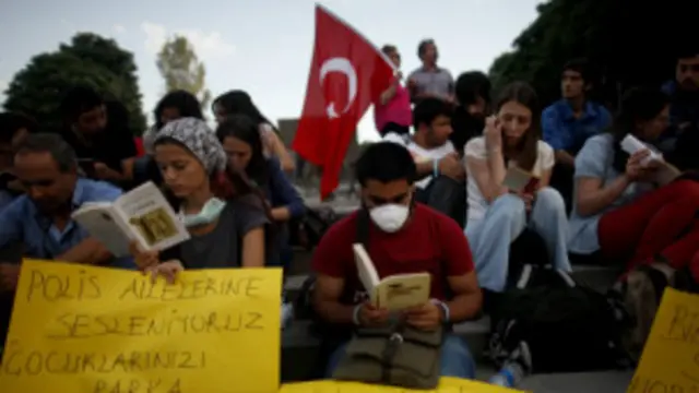 المتظاهرون يتهمون حكومة أردوغان بالعداء للعلمانية التي وضع أسسها أتاتورك في تركيا.