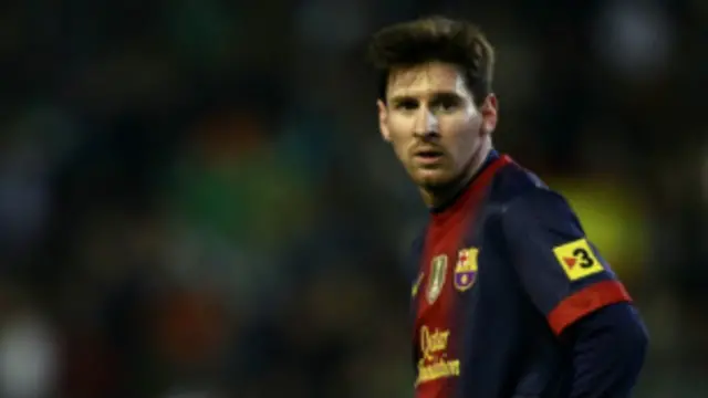 میسي ۱۳ کلن و، چې په ۲۰۰۰ کال کې د بارسلونا کلب غړی شو. 