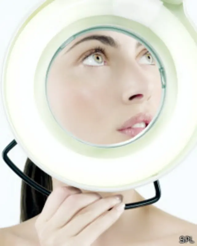 Mujer en examen de la piel