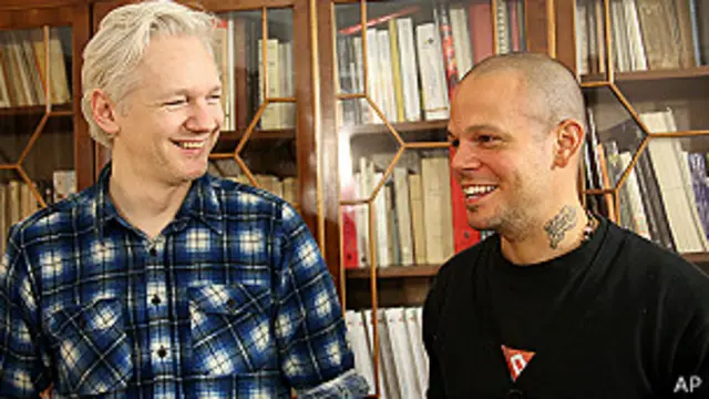 Julian Assange y Rene Pérez