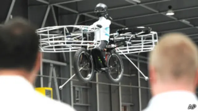 चेक गणराज्य में तैयार यह बाईक जमीन से कुछ मीटर की ऊँचाई पर पांच मिनट तक चक्कर लगा सकती है. 