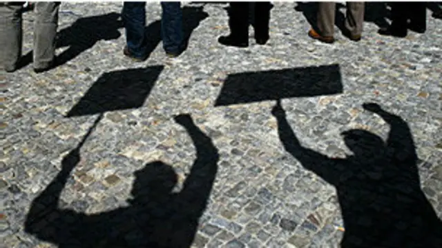 बीबीसी की फारसी सेवा के कर्मचारियों के संबंधियों से ईरानी खूफिया मंत्रालय ने पूछताछ की है.