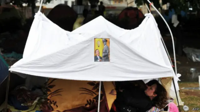 ظلت خيام المحتجين في ميدان تقسيم رغم لقاء "ايجابي" بين ممثلين عن المحتجين ورئيس الوزراء