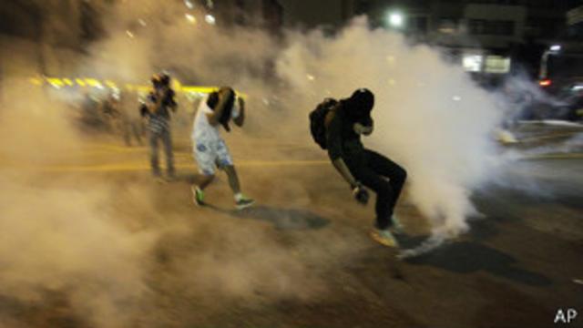 Polícia lançou gás lacrimogêneo e bombas de efeito moral contra manifestantes (AP)