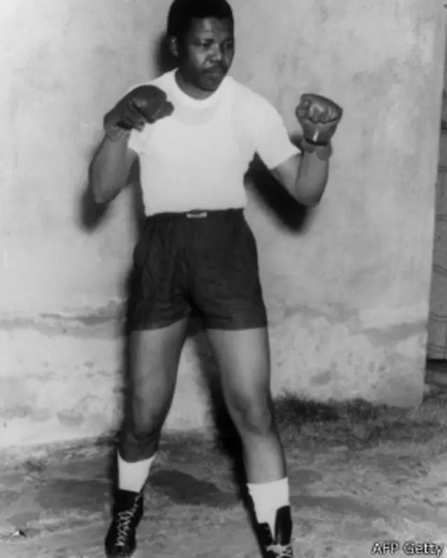 يحب مانديلا الملاكمة ويراها رياضة تهذب وتعلم المرء التنظين والاستراتيجية. 