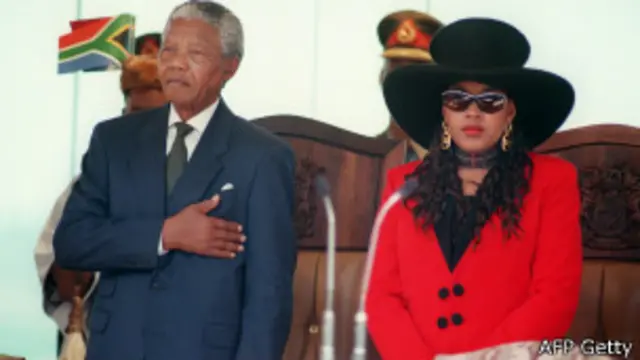 زيناني مع والدها في تحية نشيد جنوب افريقيا قاضته مع اختها لتسيير أمواله. 