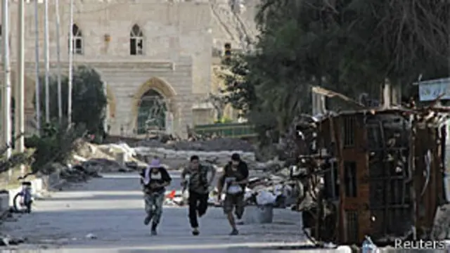 Rebeldes do Exército Livre da Síria correm de atiradores (Reuters)